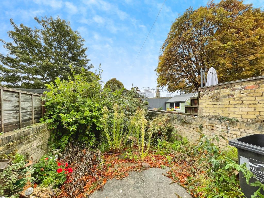 Lot: 80 - MID-TERRACE HOUSE FOR REFURBISHMENT - Garden to rear